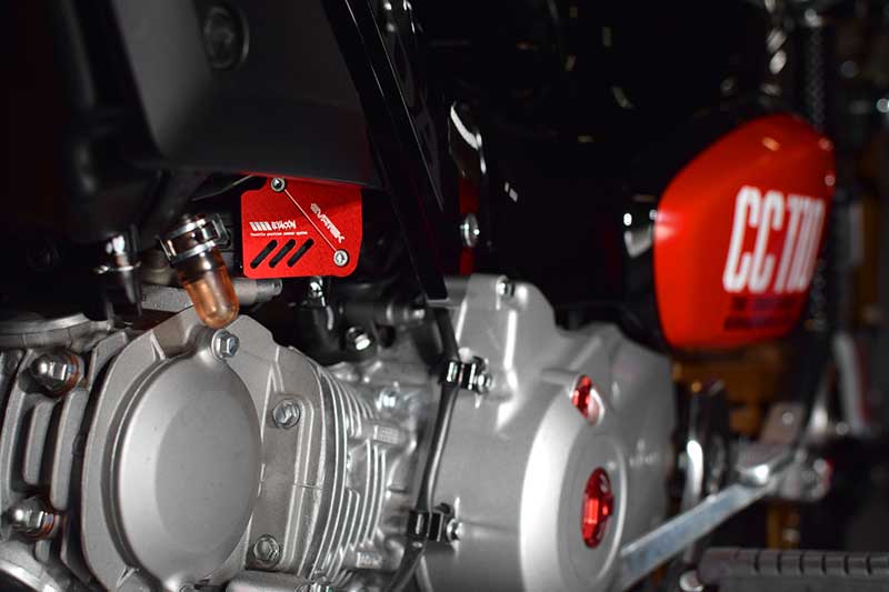 カブ系ほかホンダ車汎用のアルミ削り出しパーツ「CNCスロットルポジションセンサーカバー／TPSカバー」が EVATEK から発売！ 記事5