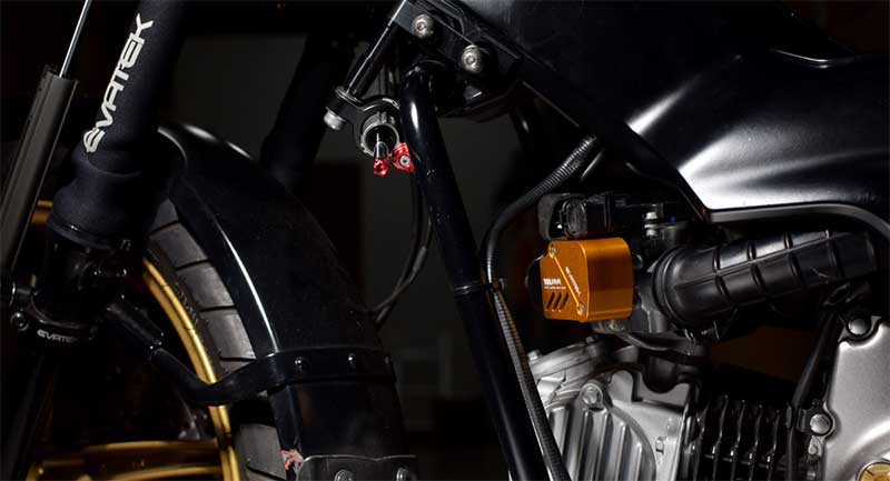 カブ系ほかホンダ車汎用のアルミ削り出しパーツ「CNCスロットルポジションセンサーカバー／TPSカバー」が EVATEK から発売！ 記事1