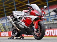 【ヤマハ】伝説のカラーが蘇る！ 創立70周年を記念し白×赤の「YZR-M1」で MotoGP 参戦 メイン