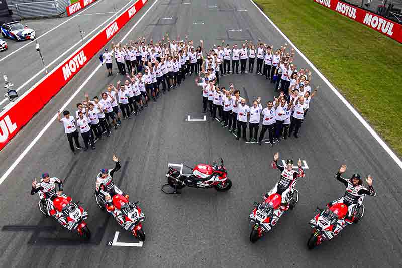 【ヤマハ】伝説のカラーが蘇る！ 創立70周年を記念し白×赤の「YZR-M1」で MotoGP 参戦 記事5