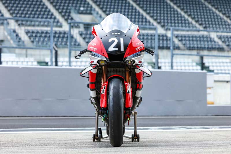 【ヤマハ】「#21 YAMAHA RACING TEAM」が鈴鹿8耐に参戦する「YZF-R1」をお披露目！カラーは99年のYZF-R7がモチーフ　記事1