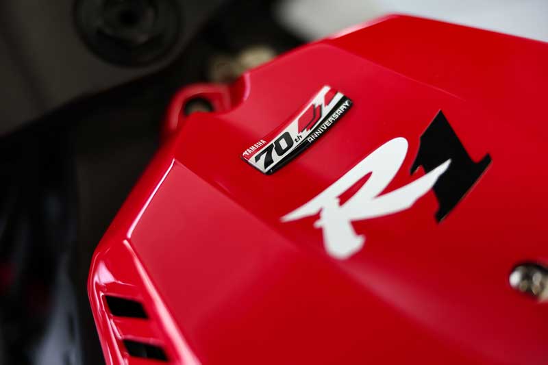 【ヤマハ】「#21 YAMAHA RACING TEAM」が鈴鹿8耐に参戦する「YZF-R1」をお披露目！カラーは99年のYZF-R7がモチーフ　記事3