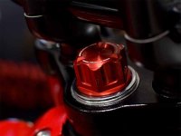 純正ナットと換えるだけ！ ハンドル周りを引き締める「CNCステムナット」が EVATEK から発売 メイン