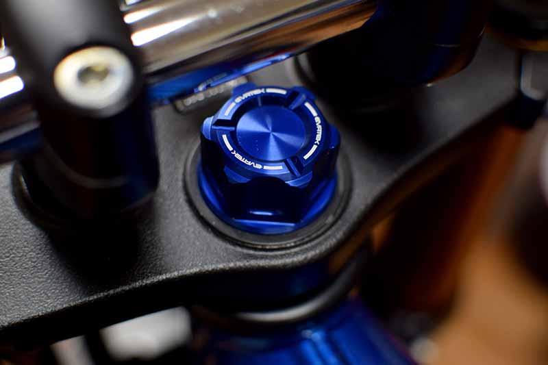 純正ナットと換えるだけ！ ハンドル周りを引き締める「CNCステムナット」が EVATEK から発売 記事2