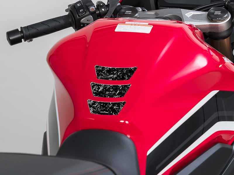 タナックスからフォージドカーボン柄の「タンクパッド9」が8/1発売！ メイン