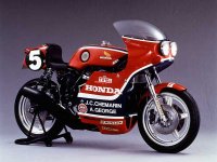 鈴鹿8耐の前夜祭にて新旧「CB」が揃い踏み！ Honda「CB」スペシャル・ランを実施　メイン