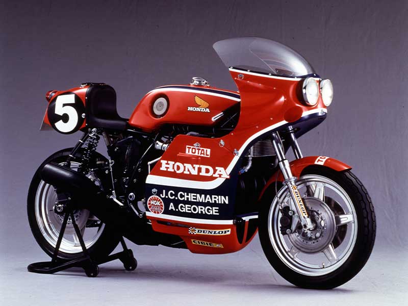 鈴鹿8耐の前夜祭にて新旧「CB」が揃い踏み！ Honda「CB」スペシャル・ランを実施　メイン