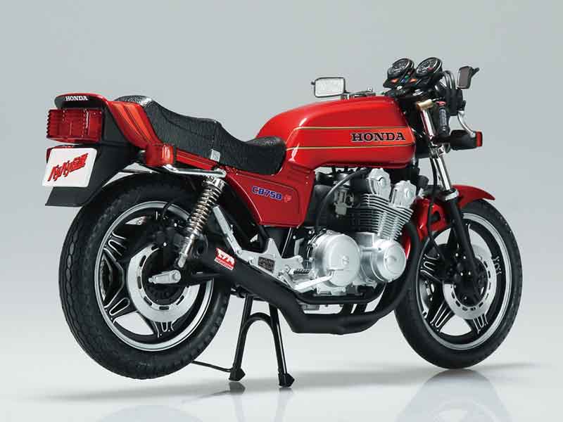 劇中仕様を再現！ プラモデル「1/12 バリバリ伝説 巨摩 郡 CB750F」がアオシマから登場 記事3