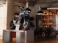 唯一無二のカスタムバイク3台がデウス原宿店で8/30まで特別展示中！ メイン