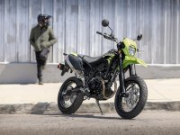 【カワサキ】ライトウェイトスーパーモト「KLX230SM」に新色／新グラフィックを採用し9/15発売！