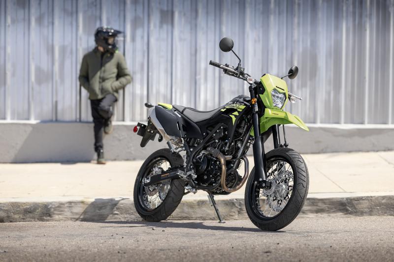 カワサキより2025年9月15日に「KLX230SM」を新たなカラー＆グラフィックで発売