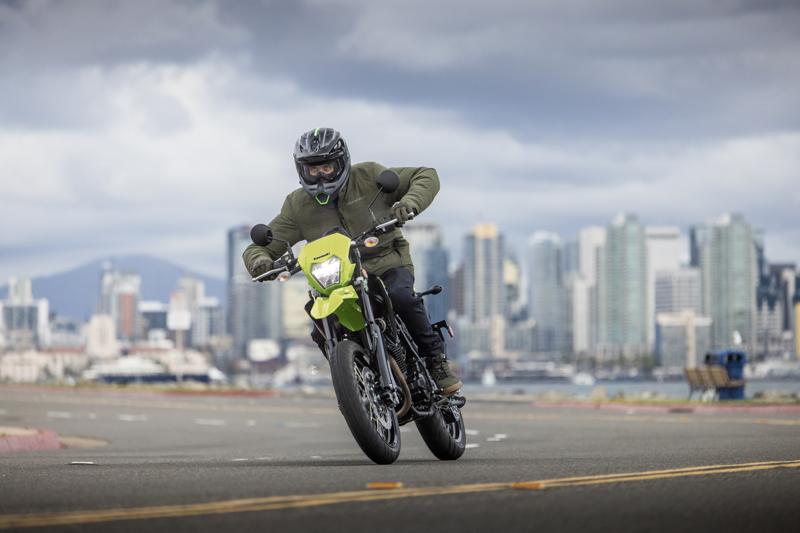 カワサキより2025年9月15日に「KLX230SM」を新たなカラー＆グラフィックで発売
