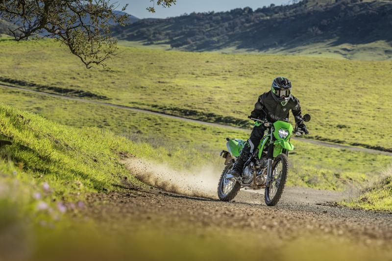 カワサキからアウトドアライディングの新提案「KLX230