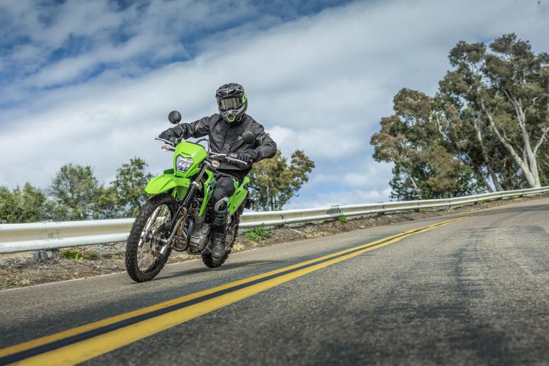 カワサキからアウトドアライディングの新提案「KLX230