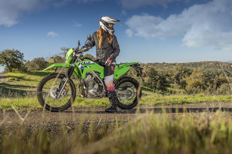 カワサキからアウトドアライディングの新提案「KLX230