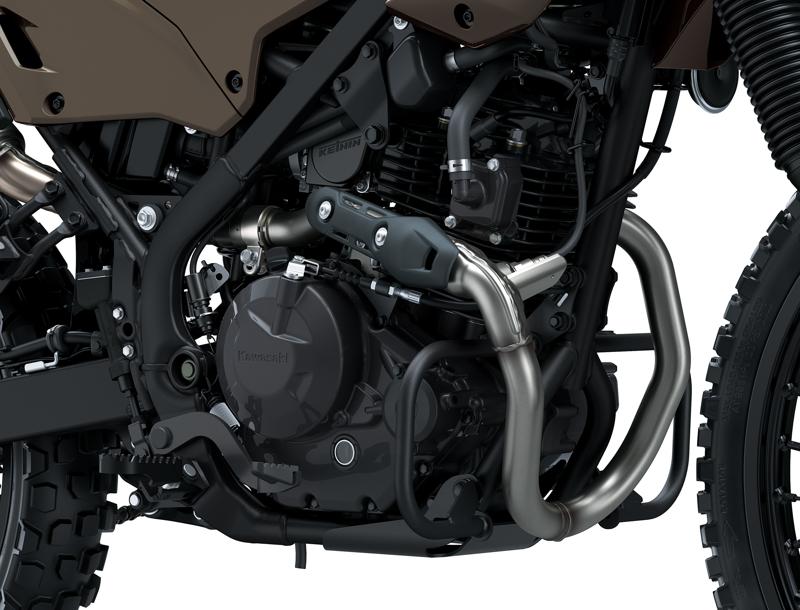 カワサキからブラックアウトが映える“無骨なスタイル”「KLX230