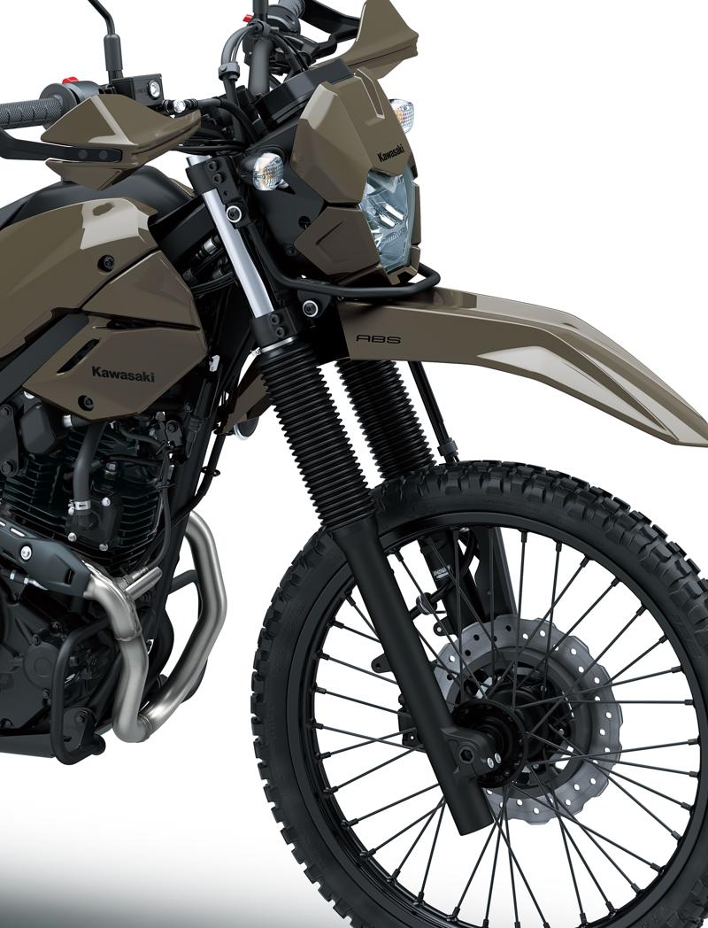 カワサキからブラックアウトが映える“無骨なスタイル”「KLX230