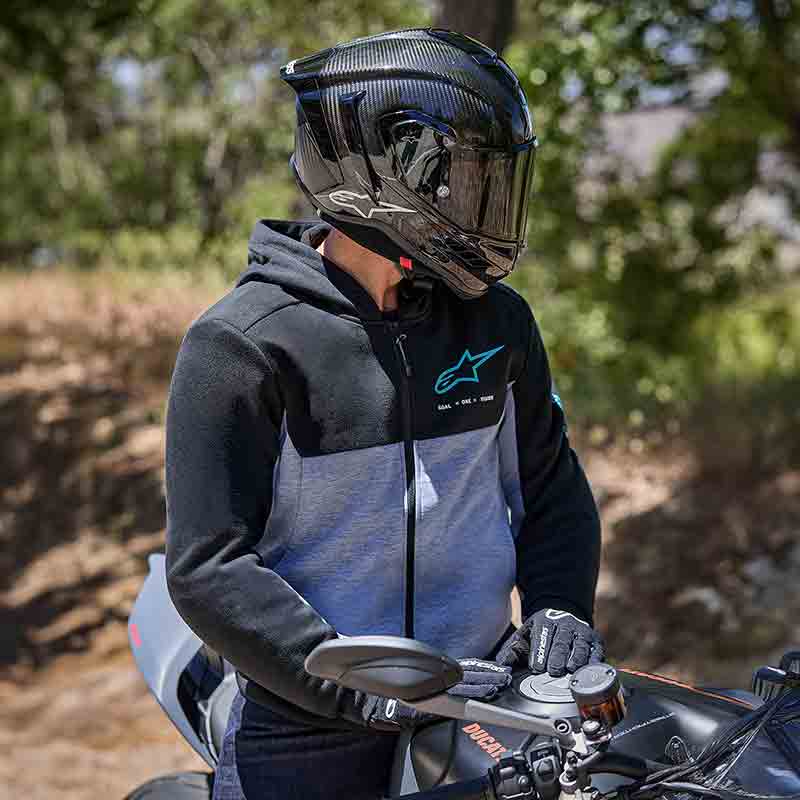 アルパインスターズの新作フーディー「CHROME v2 SPORT HOODIE」が岡田商事から発売！ 記事1