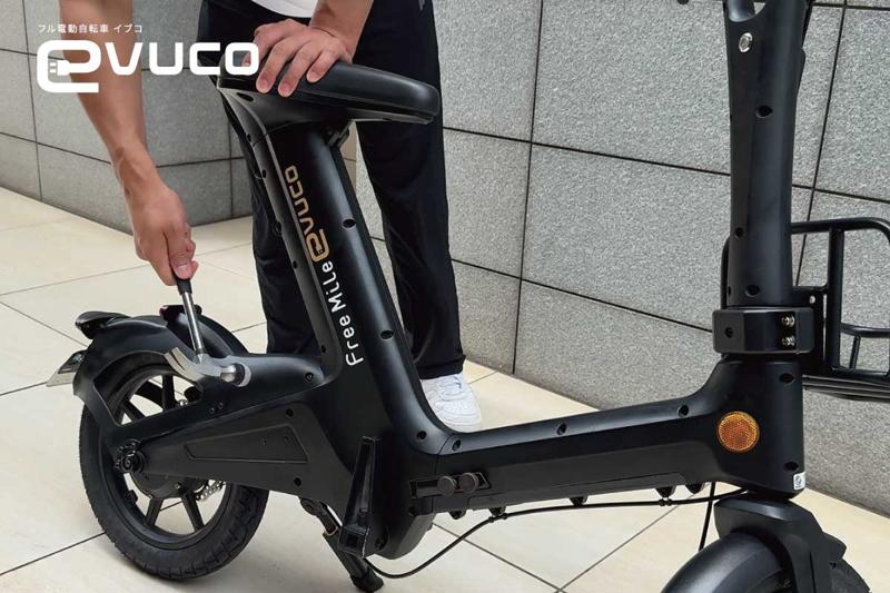 免許不要の“原付”evuco、ハンマーで叩いても壊れない頑丈ボディに特殊モーターで坂道スイスイ コンセプトは「大人が自然に乗れる一台」