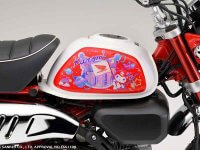 【ホンダ】サンリオコラボ純正アクセサリー「“Honda × Kuromi” モンキー125用タンクサイドパネル」が受注期間限定で発売！ メイン