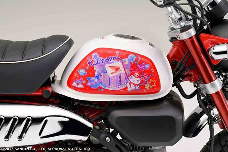 【ホンダ】サンリオコラボ純正アクセサリー「“Honda × Kuromi” モンキー125用タンクサイドパネル」が受注期間限定で発売！ 記事1