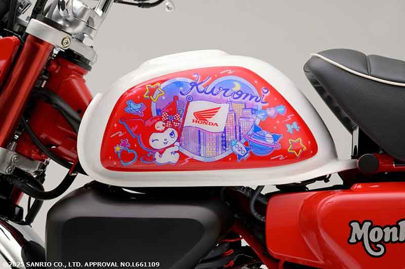 【ホンダ】サンリオコラボ純正アクセサリー「“Honda × Kuromi” モンキー125用タンクサイドパネル」が受注期間限定で発売！ 記事4
