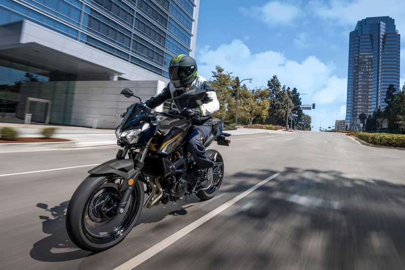 【カワサキ】スーパーネイキッドZシリーズのミドルモデル「Z400」に新色を採用し11/1に発売　記事3