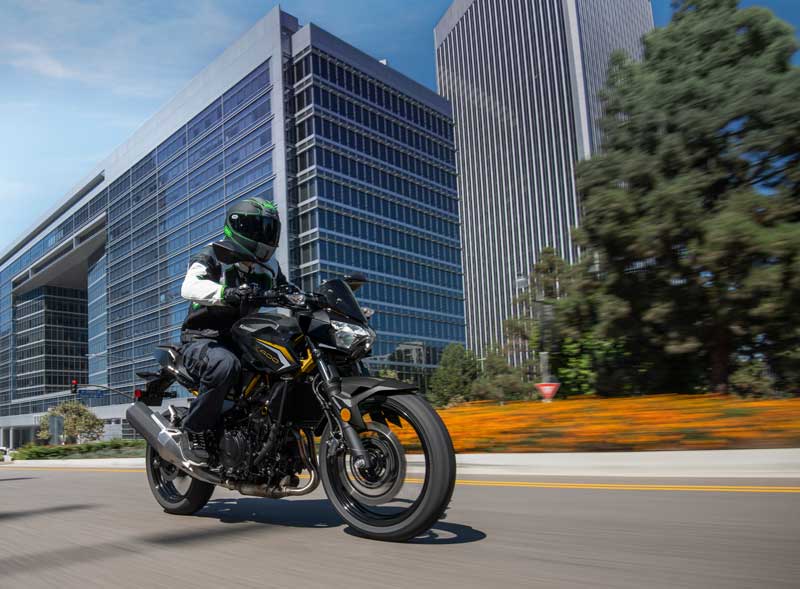 【カワサキ】スーパーネイキッドZシリーズのミドルモデル「Z400」に新色を採用し11/1に発売　記事4