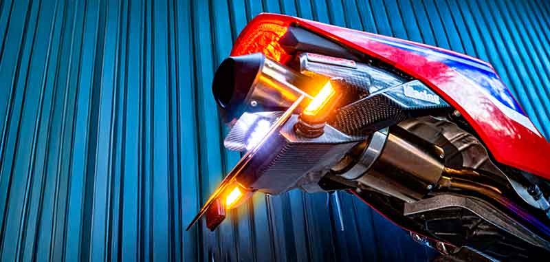 マジカルレーシングから綾織りカーボン製「汎用LEDカーボンウインカー」が発売！ 記事1
