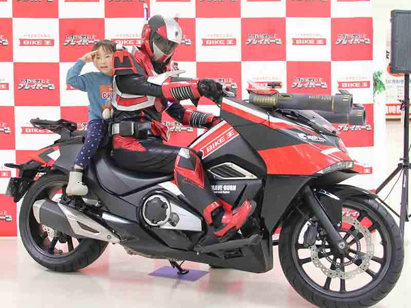 ホンダ NM4 がご当地ヒーローの戦術車両に！ バイク王が栃木県小山市の「開運戦士ブレイバーン」へ車両提供 メイン