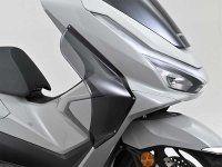 PCX／160（’25）に対応！ 足元の走行風を抑えるデイトナの「サイドバイザー」が登場 メイン