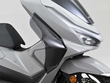 PCX/160(’25)に対応! 足元の走行風を抑えるデイトナの「サイドバイザー」が登場 メイン