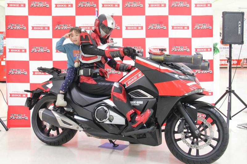 バイク王、開運戦士ブレイバーンに“戦術車両”として特別仕様のホンダNM4を提供！