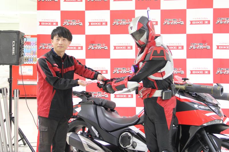 バイク王、開運戦士ブレイバーンに“戦術車両”として特別仕様のホンダNM4を提供！