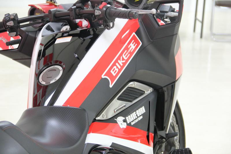 バイク王、開運戦士ブレイバーンに“戦術車両”として特別仕様のホンダNM4を提供！