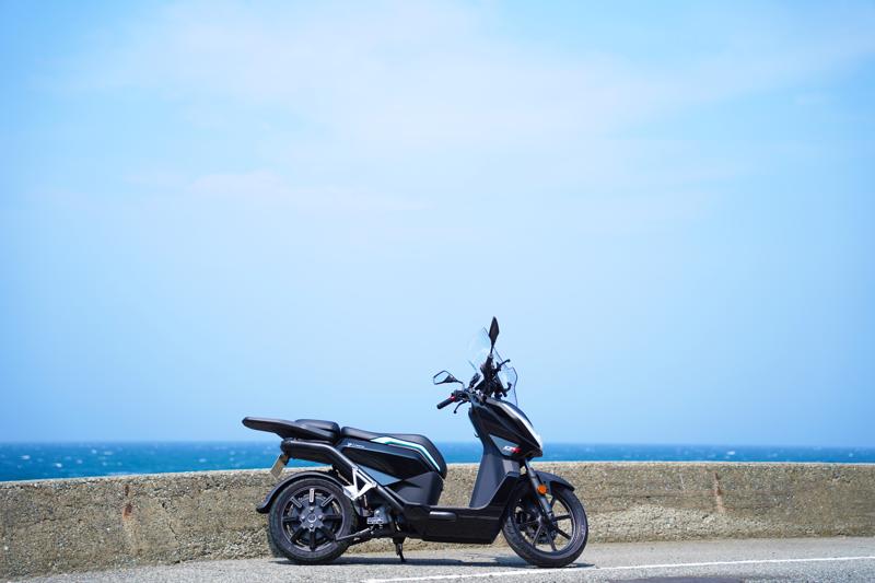 「冒険の鼓動、動き出す。」250ccクラス最強の電動スクーター『VMOTO