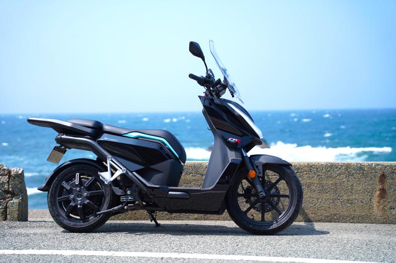 「冒険の鼓動、動き出す。」250ccクラス最強の電動スクーター『VMOTO