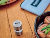 BE-PAL 12月号発売！ 特別付録は「ミニCAMPミル＆ポーチ」挽きたてスパイスでキャンプ飯を格上げ（動画あり） メイン