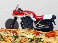 あの「ピザカッターナ」に新色レッドが登場！ 名車 GSX1100S KATANA を模したピザカッター予約販売を開始 メイン