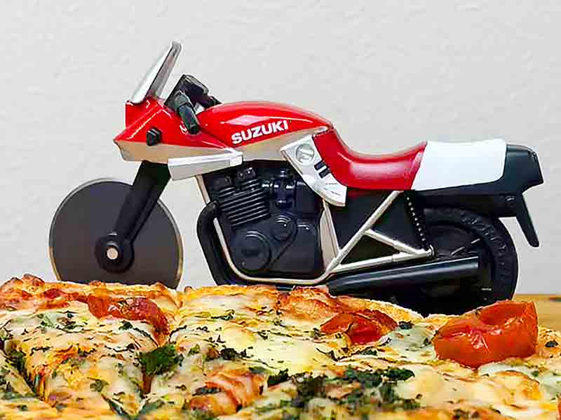 あの「ピザカッターナ」に新色レッドが登場！ 名車 GSX1100S KATANA を模したピザカッター予約販売を開始 メイン