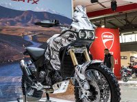 【ドゥカティ】EICMA2025 で新型 Hypermotard V2 や DesertX など2026年モデルを多数公開 メイン