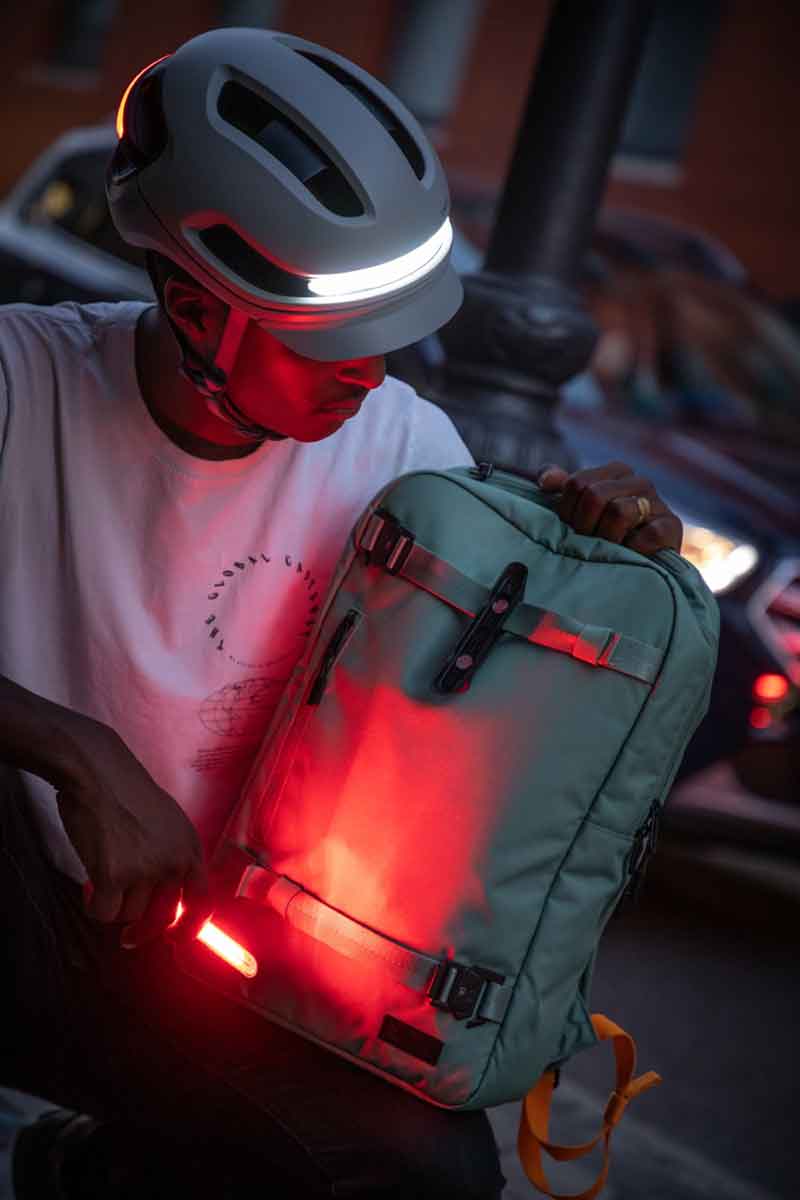 ウィンカー・ブレーキライト搭載のスマートヘルメット「UNIT 1」が日本上陸！ ユーロギアが取り扱いを開始 記事1