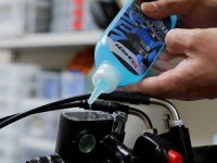 見た目も性能も妥協なし！ EVATEK からカラーブレーキフルード「VX500 Brake Fluid」が2色展開で発売 メイン