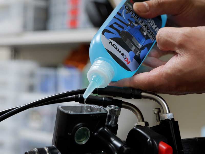 見た目も性能も妥協なし！ EVATEK からカラーブレーキフルード「VX500 Brake Fluid」が2色展開で発売