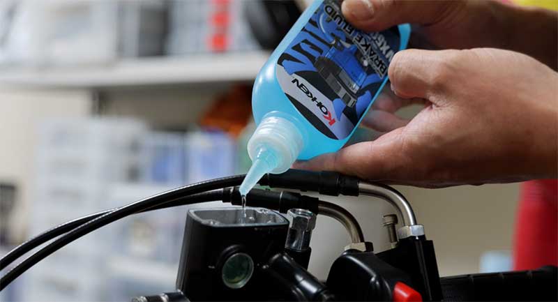 見た目も性能も妥協なし！ EVATEK からカラーブレーキフルード「VX500 Brake Fluid」が2色展開で発売 記事1