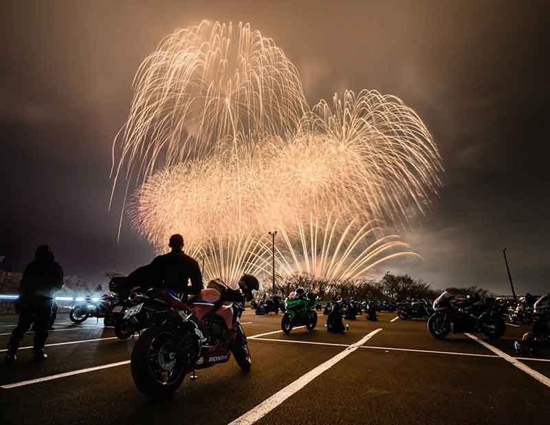 4/11開催「富士山花火vsスピードウェイ2026」 バイクでのサーキット走行付きチケットを150台限定で販売 記事3