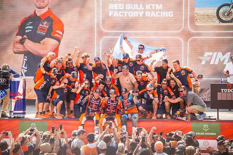 【KTM】ルシアーノ・ベナビデスがダカール初優勝！ 2秒差の激闘を制し KTM が通算21勝目 記事1