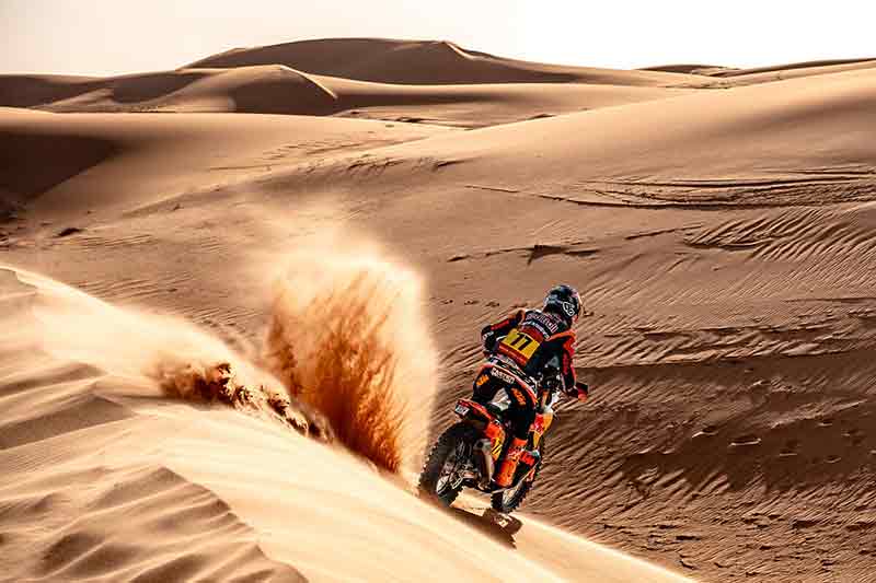 【KTM】ルシアーノ・ベナビデスがダカール初優勝！ 2秒差の激闘を制し KTM が通算21勝目 記事3
