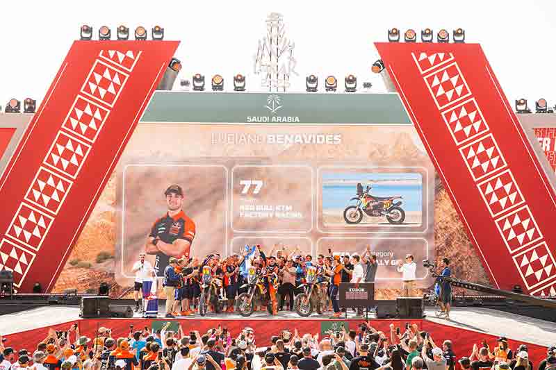 【KTM】ルシアーノ・ベナビデスがダカール初優勝！ 2秒差の激闘を制し KTM が通算21勝目 記事7
