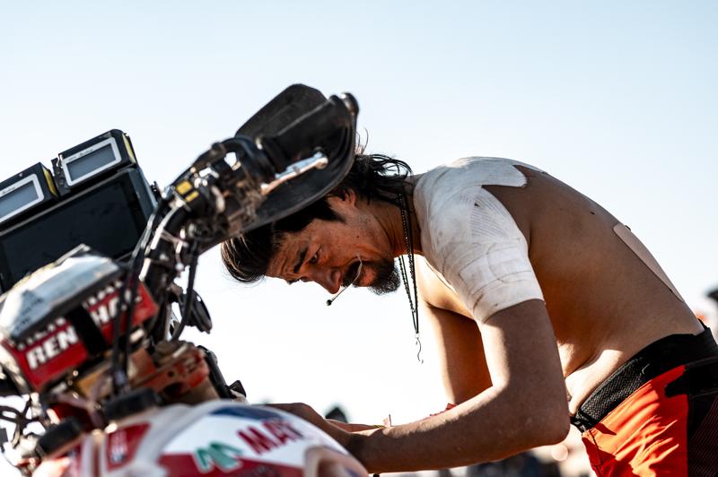 藤原慎也、世界一過酷な「ダカール・ラリー」に初挑戦15日間